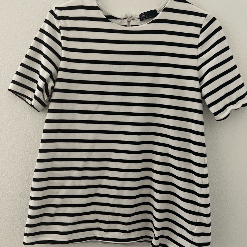 169.GAP Black and White Striped Short Sleeve Tee